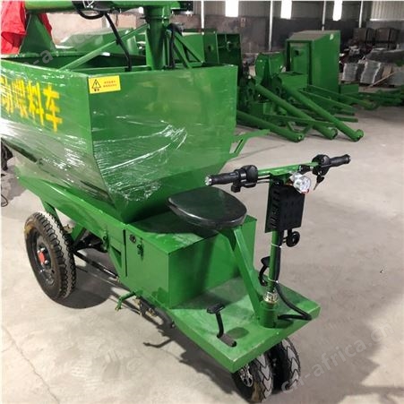 牛羊电动撒料车厂家养殖场加料车添料车牛羊自动喂料车