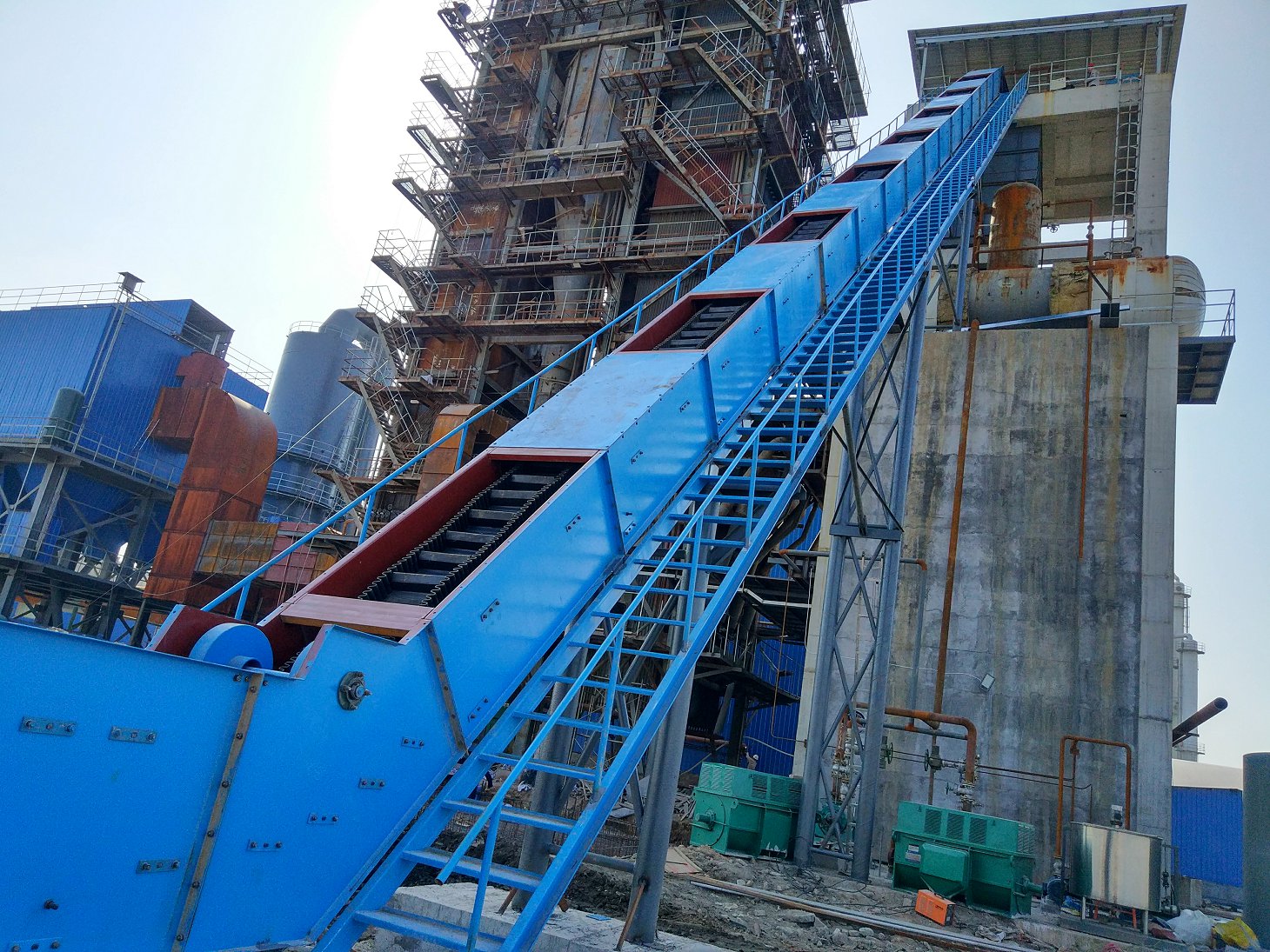 大倾角胶带机结构概述